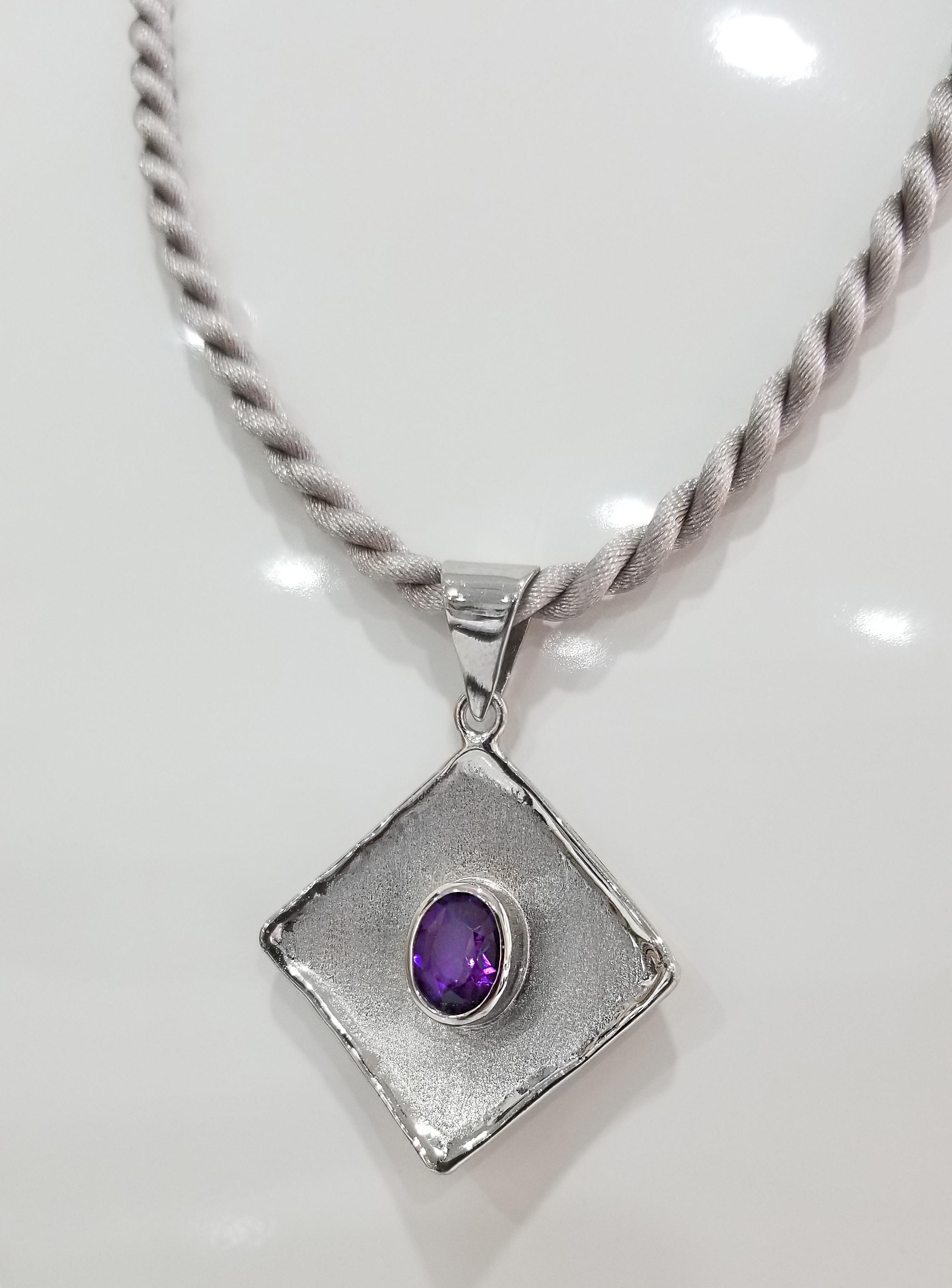 Yianni Creations Ammos Collection 100% handgefertigter Anhänger aus Feinsilber mit 1,75 Karat Amethyst im Ovalschliff, ergänzt durch einzigartige Handwerkstechniken - gebürstete Textur und von der Natur inspirierte flüssige Kanten. Das Herzstück