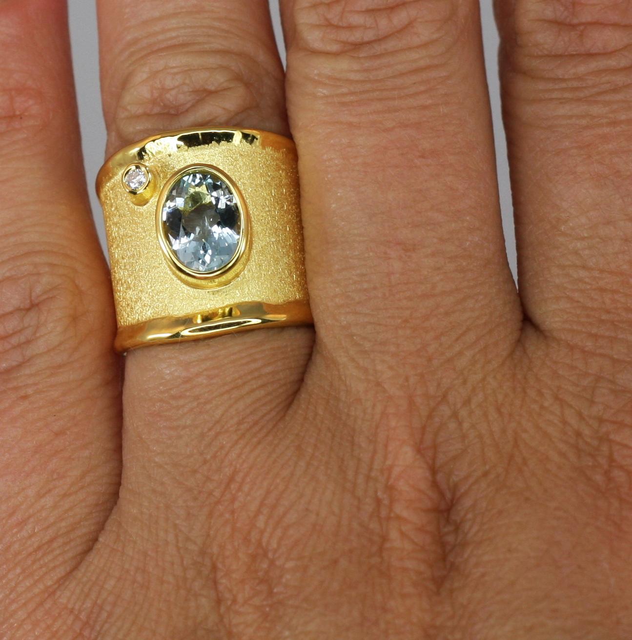 Taille ovale Yianni Creations Bague jonc large en or jaune 18 carats, aigue-marine et diamants en vente