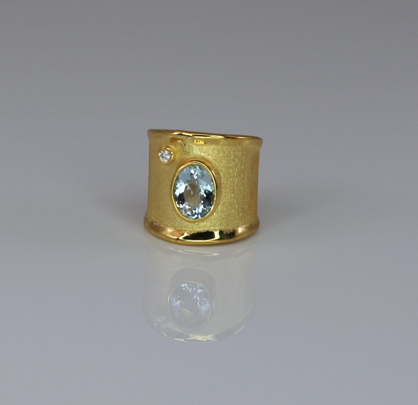 Contemporain Yianni Creations Bague jonc large en or jaune 18 carats, aigue-marine et diamants en vente