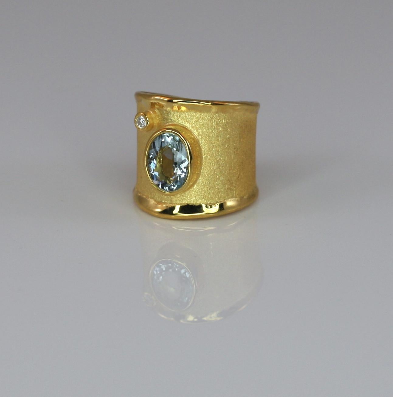 Yianni Creations Bague jonc large en or jaune 18 carats, aigue-marine et diamants Neuf - En vente à Astoria, NY