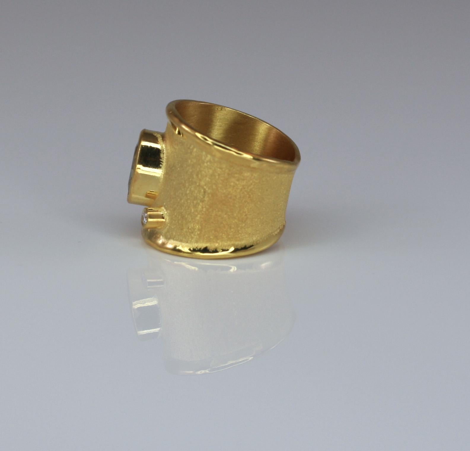 Yianni Creations Bague jonc large en or jaune 18 carats, aigue-marine et diamants en vente 2