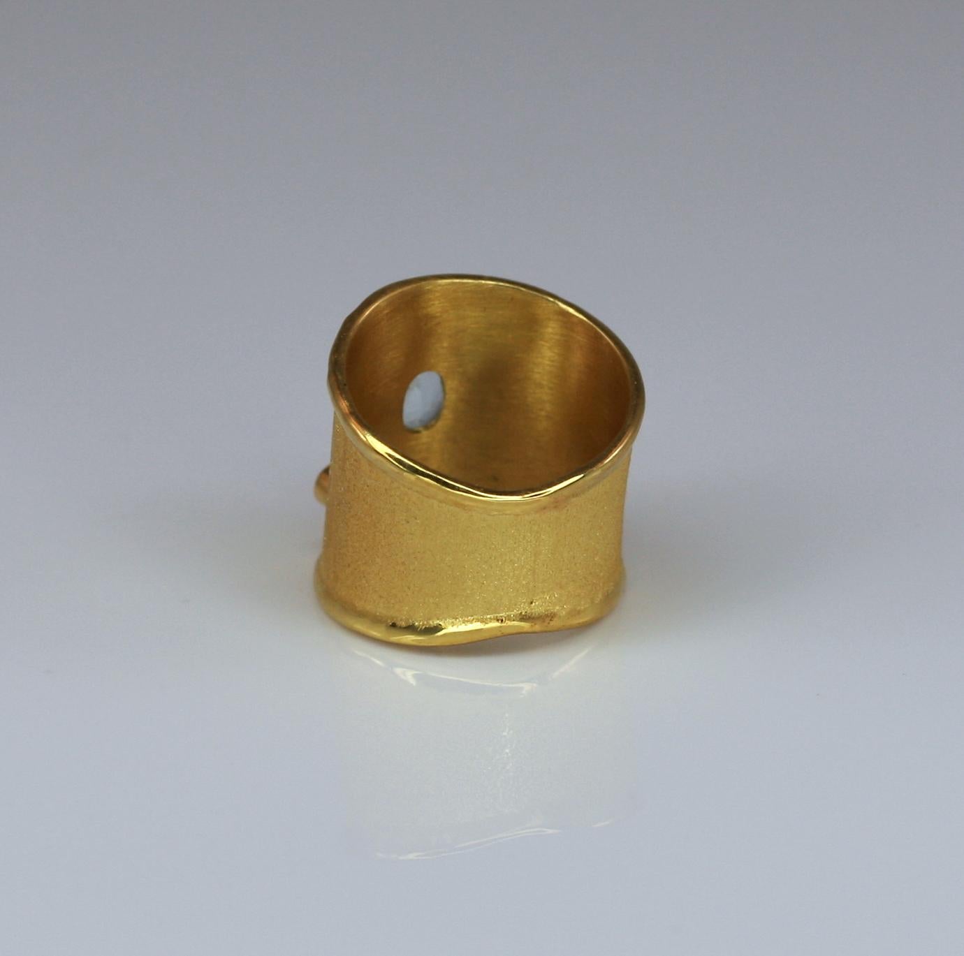 Yianni Creations Bague jonc large en or jaune 18 carats, aigue-marine et diamants en vente 3