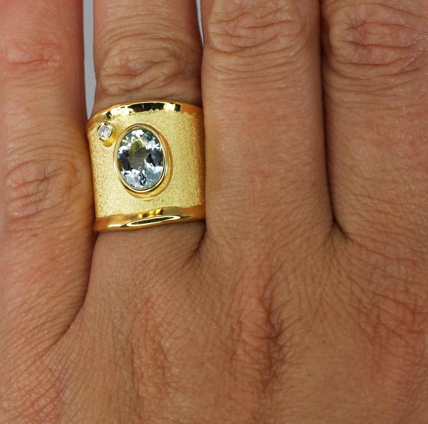 Yianni Creations Bague jonc large en or jaune 18 carats, aigue-marine et diamants en vente 8