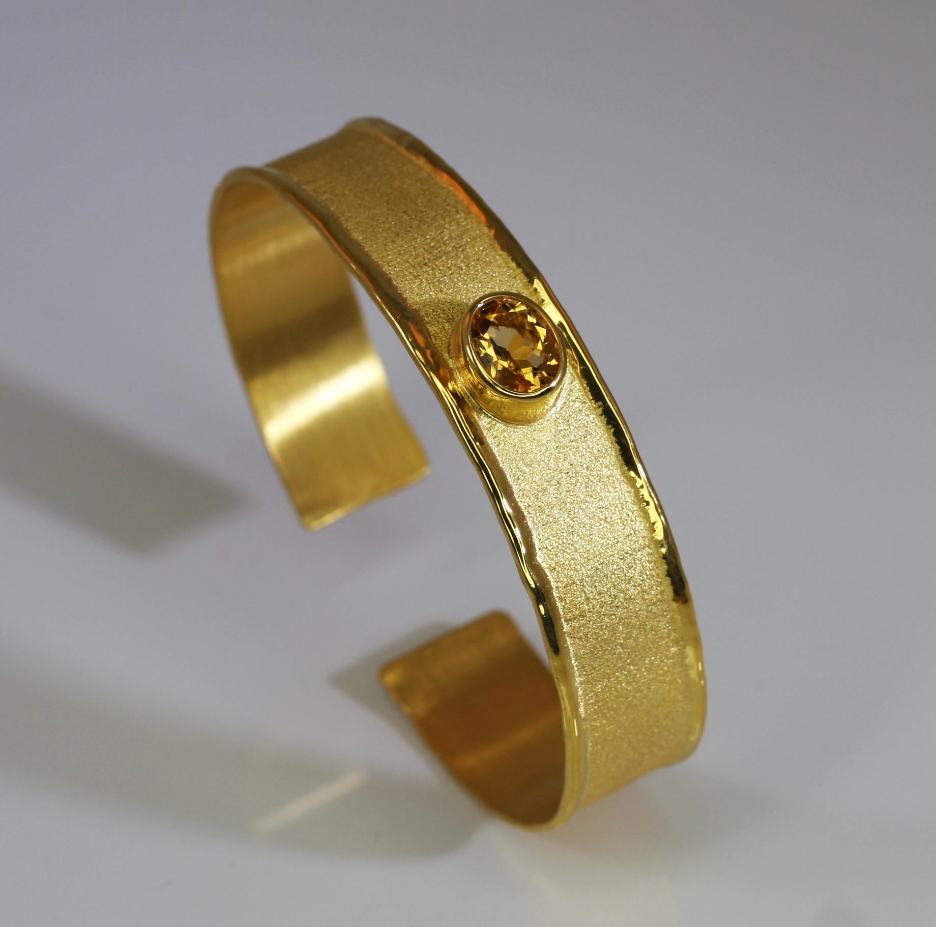 Taille ovale Yianni Creations Bracelet jonc en or 18 carats avec citrine en vente