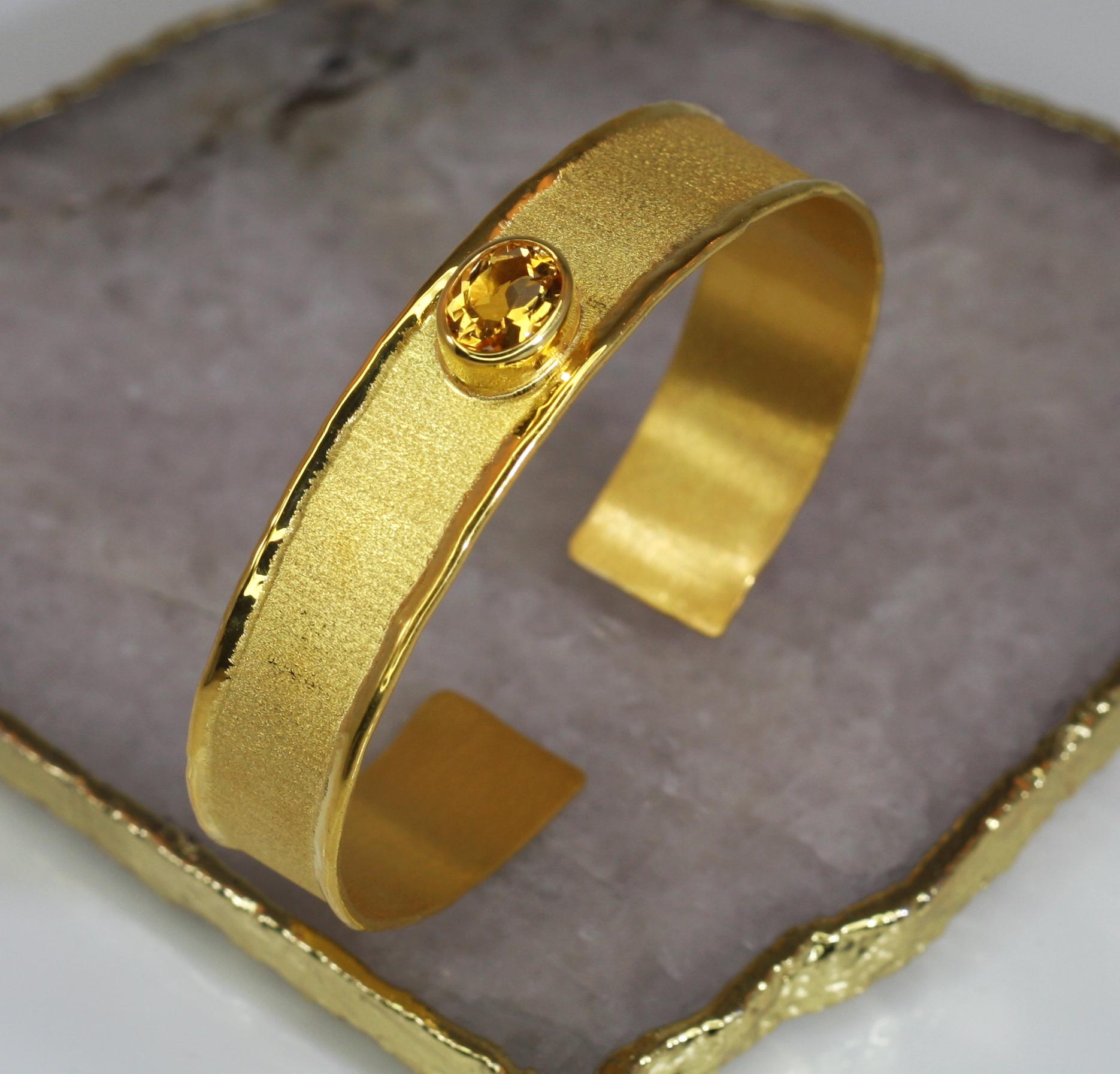 Yianni Creations 18 Karat Gold Bangle Bracelet with Citrine In New Condition For Sale In Astoria, NY