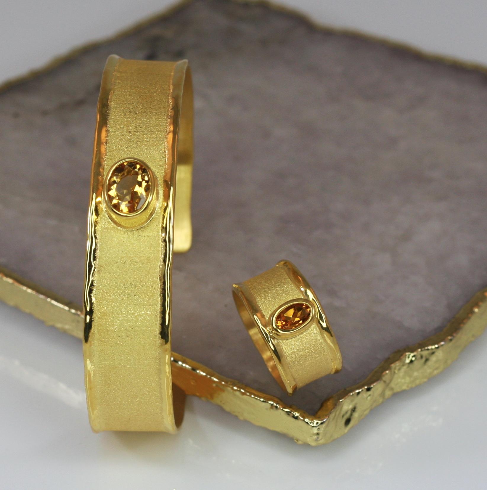 Women's or Men's Yianni Creations 18 Karat Gold Bangle Bracelet with Citrine For Sale