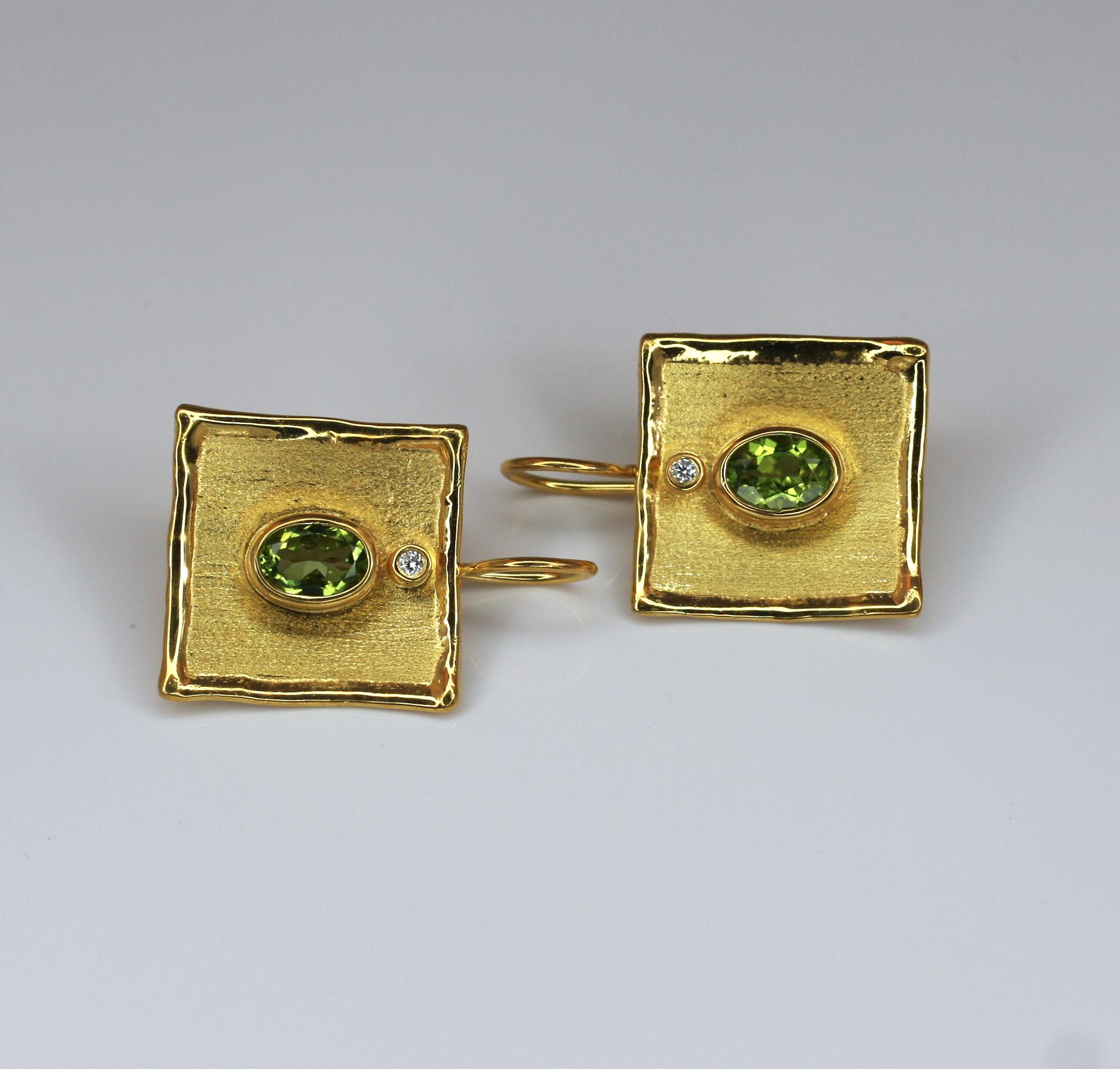 Yianni Kreationen Ohrringe aus 18 Karat Gold mit 2,70 Karat Peridot und Diamanten (Ovalschliff) im Angebot