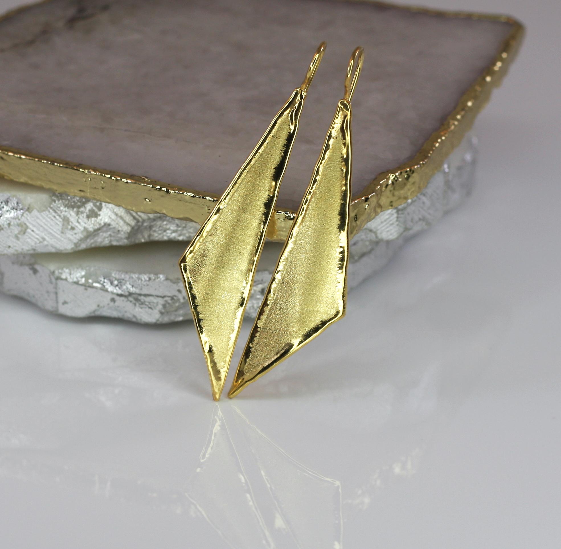 Yianni Creations 18 Karat Gold Handmade Triangular Earrings In New Condition In Astoria, NY