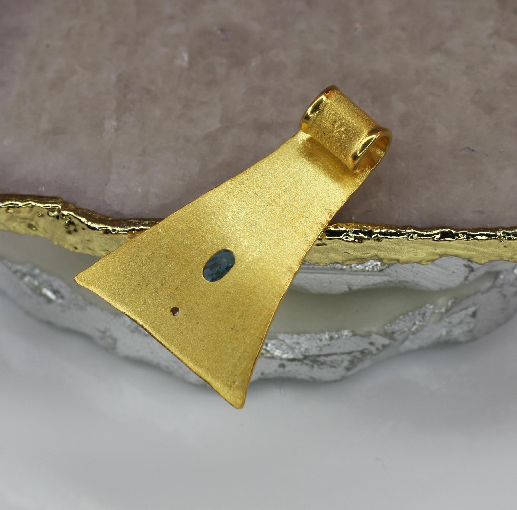Yianni Kreationen 18 Karat Gold Anhänger Halskette mit blauem Topas und Diamant (Ovalschliff) im Angebot