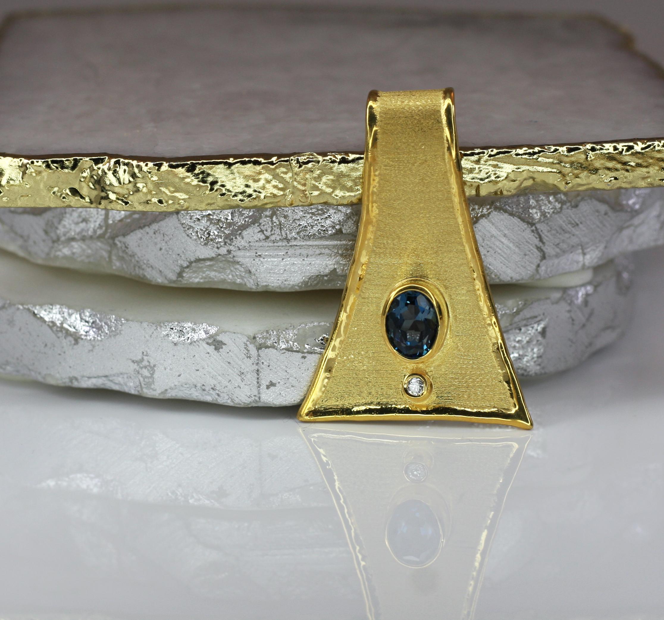 Yianni Kreationen 18 Karat Gold Anhänger Halskette mit blauem Topas und Diamant im Angebot 1