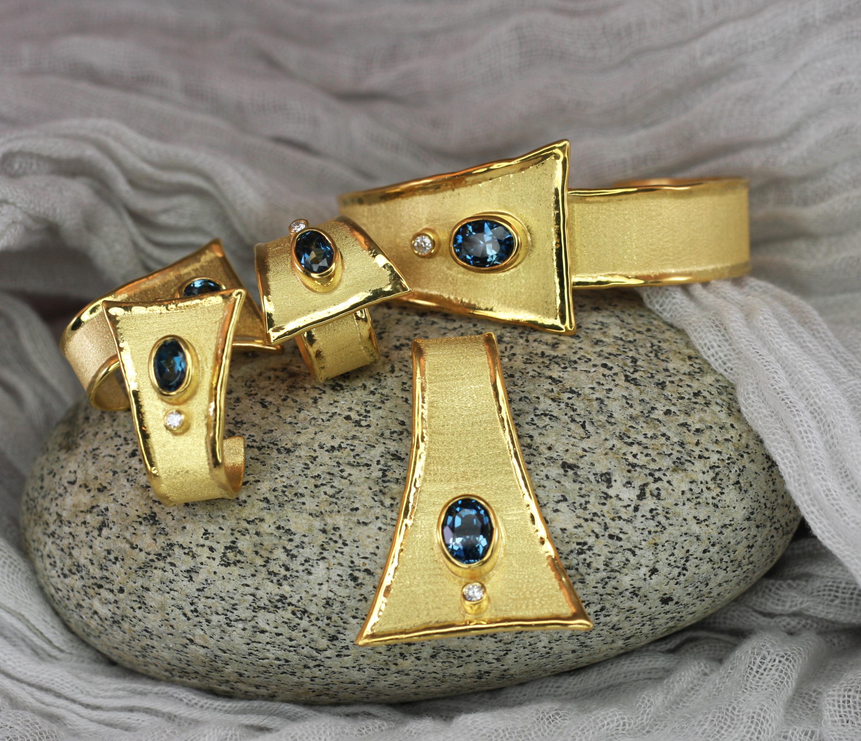 Yianni Kreationen 18 Karat Gold Anhänger Halskette mit blauem Topas und Diamant im Angebot 3