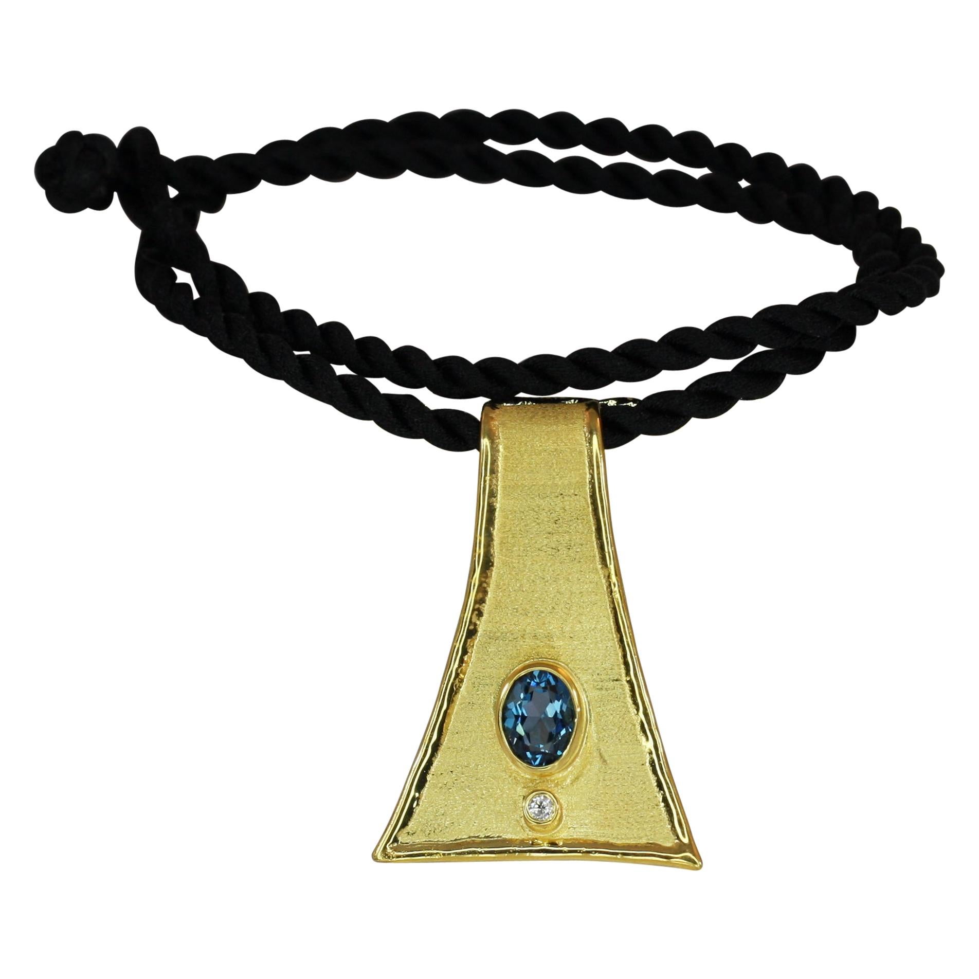 Yianni Kreationen 18 Karat Gold Anhänger Halskette mit blauem Topas und Diamant im Angebot