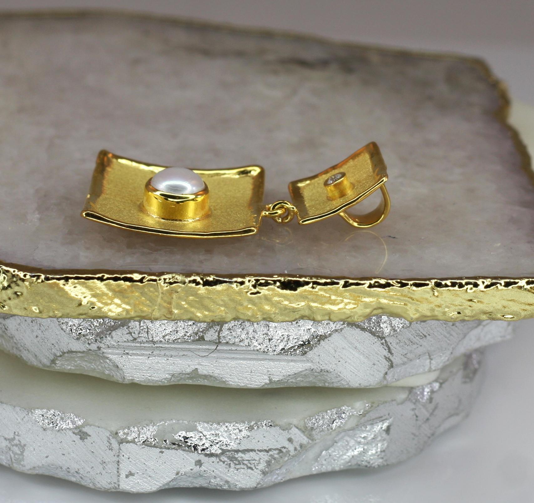 Yianni Kreationen 18 Karat Gelbgold Tropfen-Anhänger mit Perlen und Diamanten im Zustand „Neu“ im Angebot in Astoria, NY