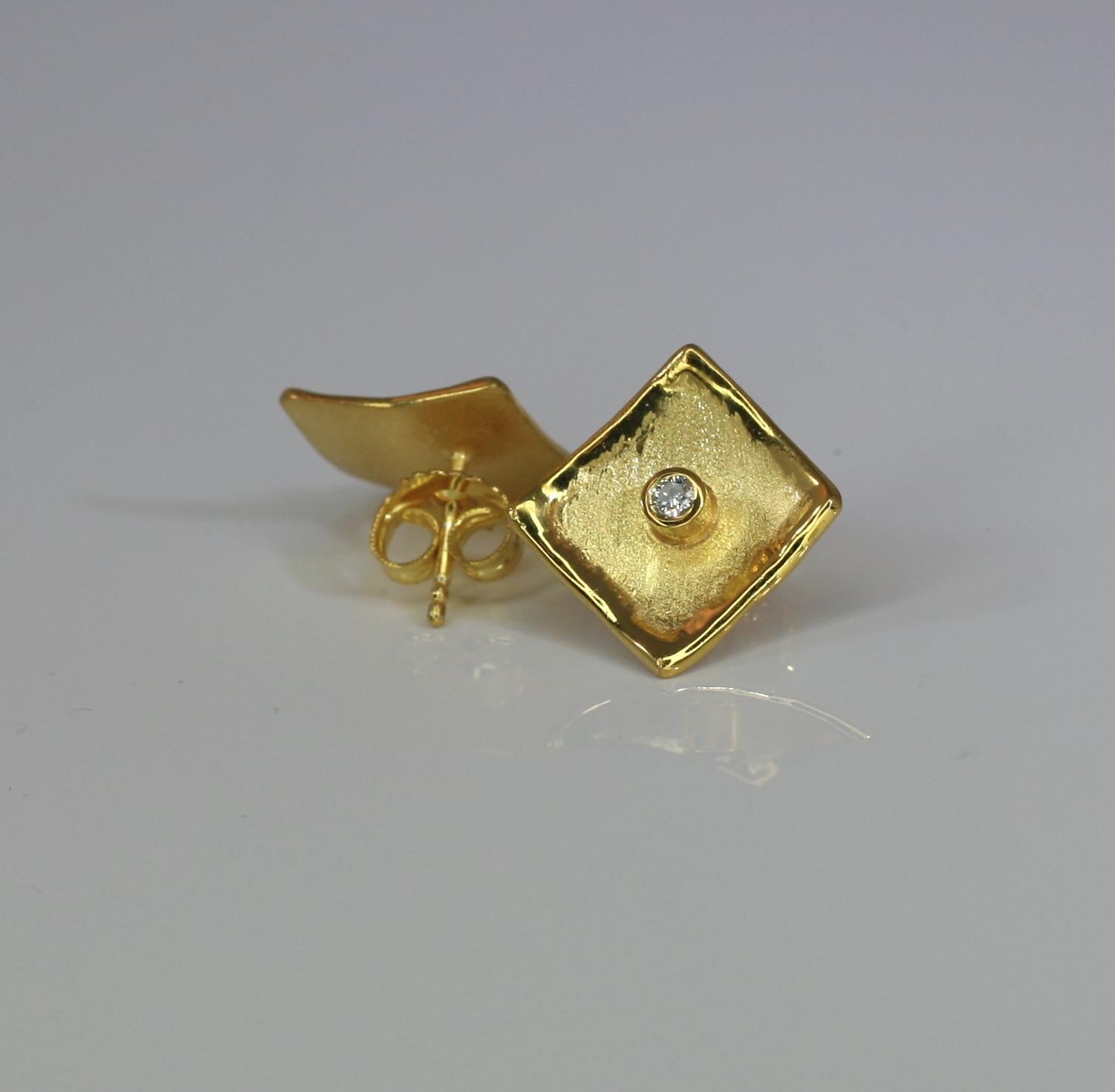 Les clous d'oreilles Yianni Creations en forme de diamant sont tous fabriqués à la main en or jaune 18 carats en Grèce dans notre atelier en utilisant des techniques artisanales anciennes - texture brossée et bords liquides inspirés de la nature.
