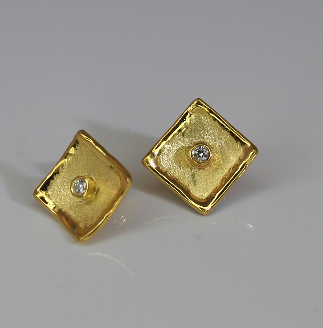 Contemporain Yianni Creations Clous d'oreilles en or jaune 18 carats et rhodium avec diamants en vente