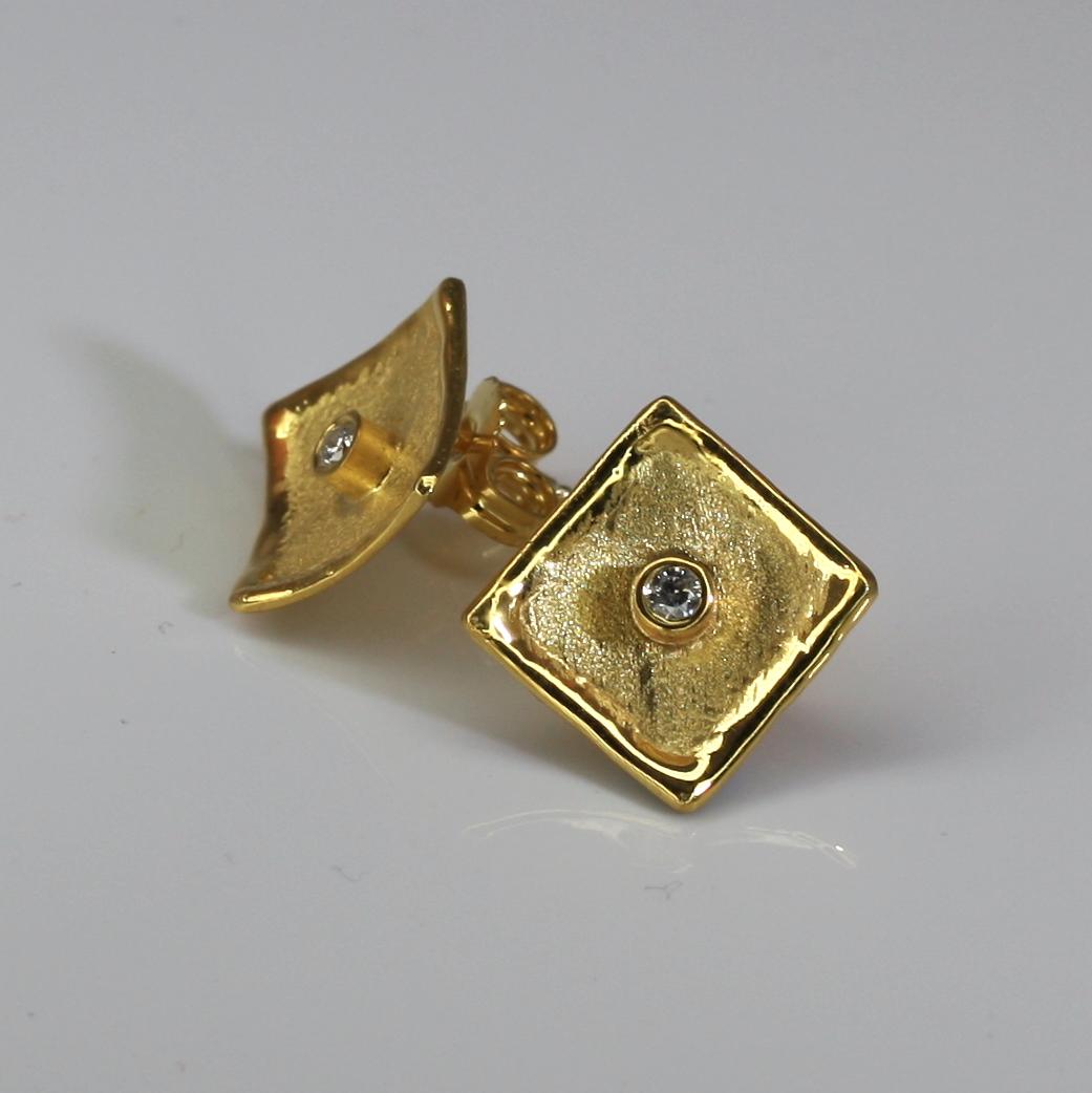 Taille ronde Yianni Creations Clous d'oreilles en or jaune 18 carats et rhodium avec diamants en vente