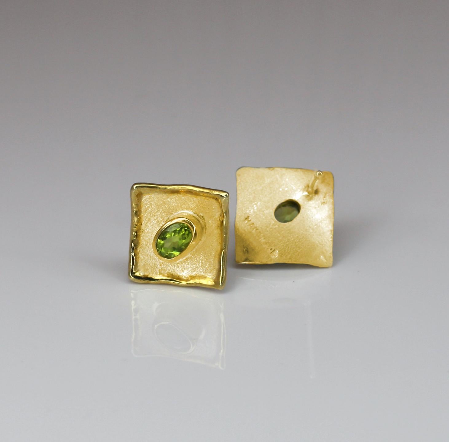 Contemporary Yianni Creations 18 Karat Yellow Gold Square Shape Stud Peridot Earrings For Sale