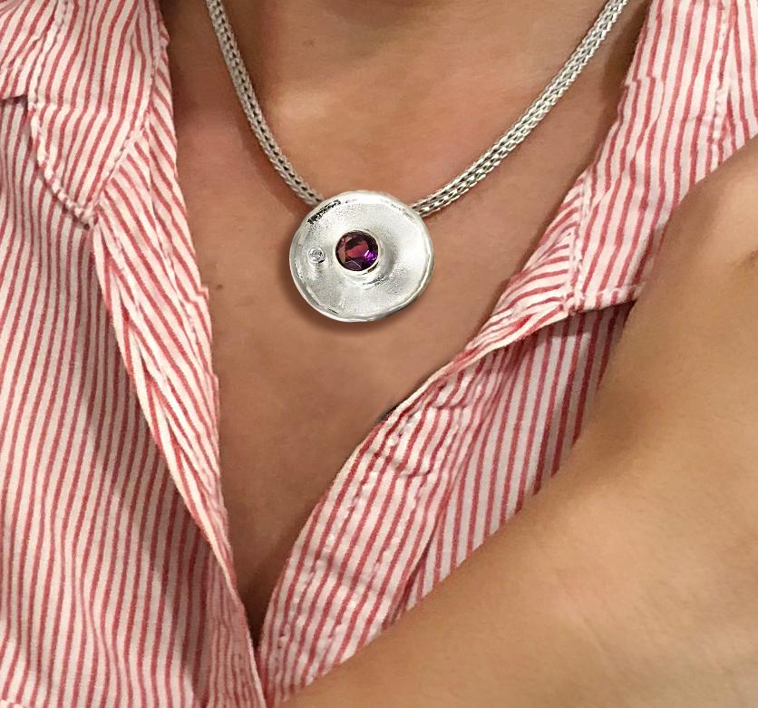 Contemporaneo Yianni Creations Ciondolo rotondo in argento fine palladio con ametista e diamante bianco in vendita