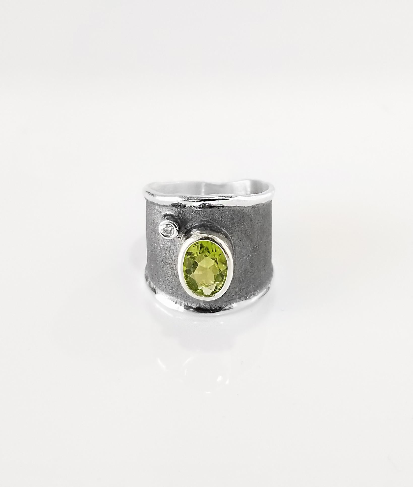 Yianni Creations präsentiert einen handgefertigten Ring aus der Hephestos-Kollektion, der aus reinem 950er Silber gefertigt und zum Schutz gegen Anlaufen mit Palladium beschichtet ist. Der Ring zeigt 2,00 Karat Peridot und 0,03 Karat Diamant im