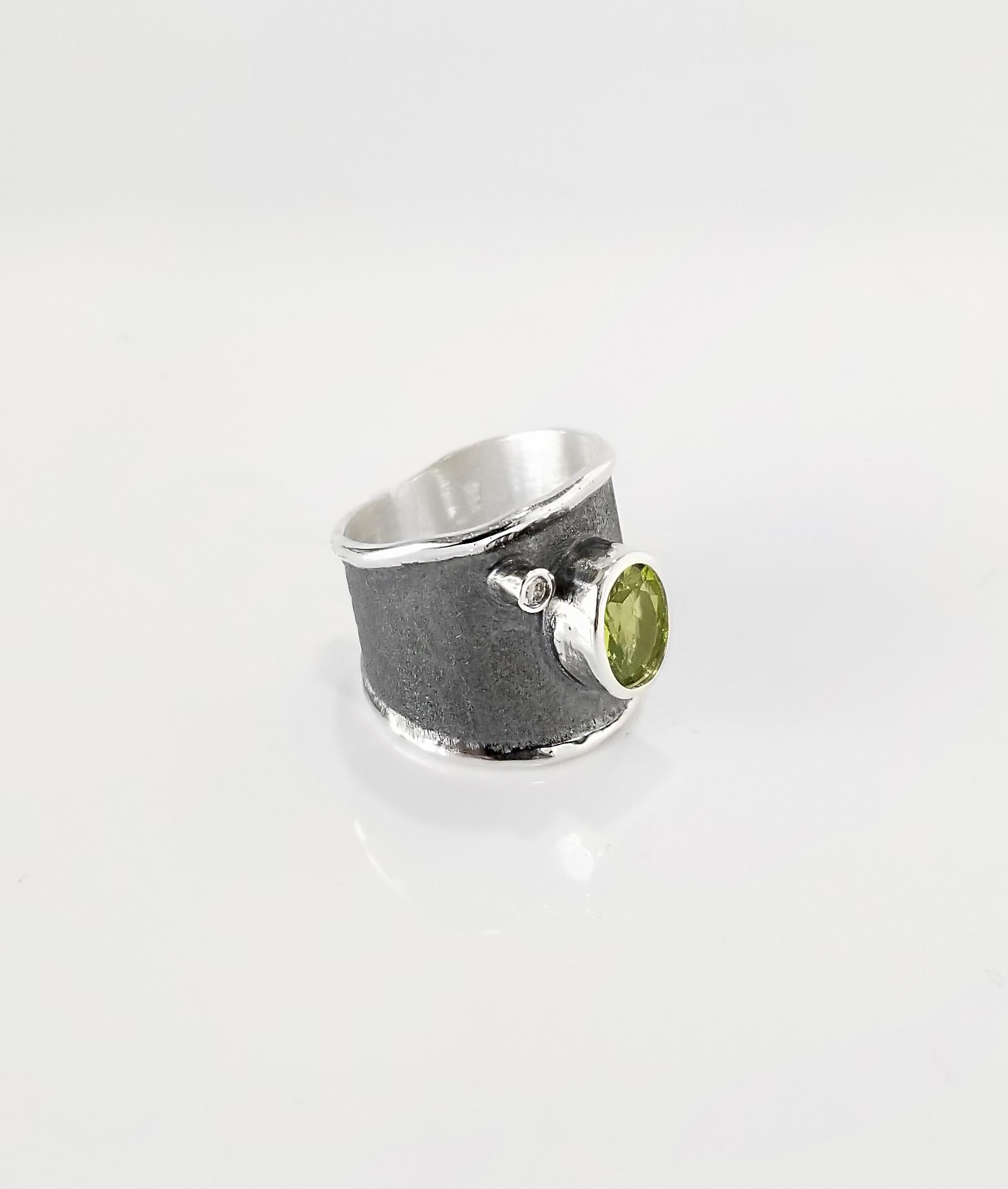 Yianni Kreationen Breiter Ring aus schwarzem Rhodium mit Peridot und Diamant in feinem Silber (Ovalschliff) im Angebot