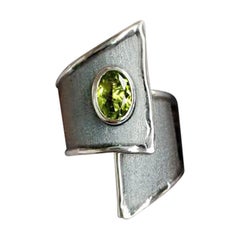 Yianni Creations Anillo ancho de plata fina y rodio negro con peridoto y diamante