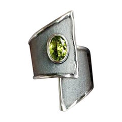 Yianni Kreationen Breiter Ring mit Peridot und Diamant aus feinem Silber und schwarzem Rhodium