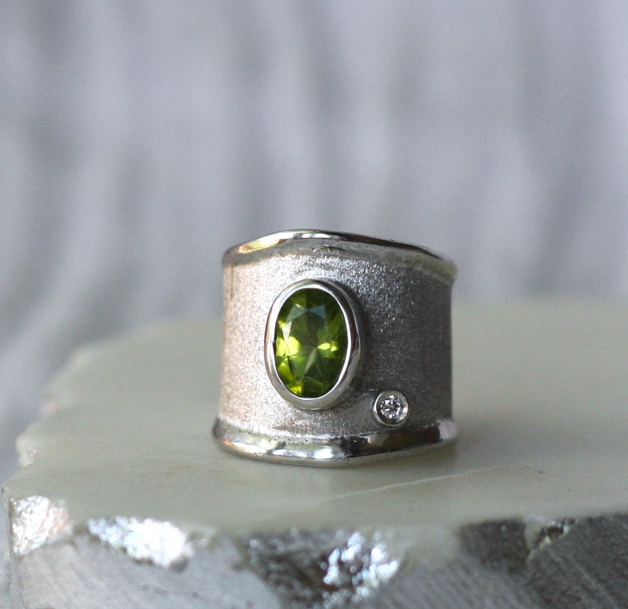 Yianni Creations präsentiert einen handgefertigten Ring aus der Ammos-Kollektion, der aus reinem 950er Silber gefertigt und zum Schutz gegen Anlaufen mit Palladium beschichtet ist. Der Ring zeigt 2,00 Karat Peridot und 0,03 Karat Diamanten im