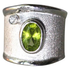 Yianni Kreationen Breiter Bandring mit Peridot und weißem Diamant in feinem Silber