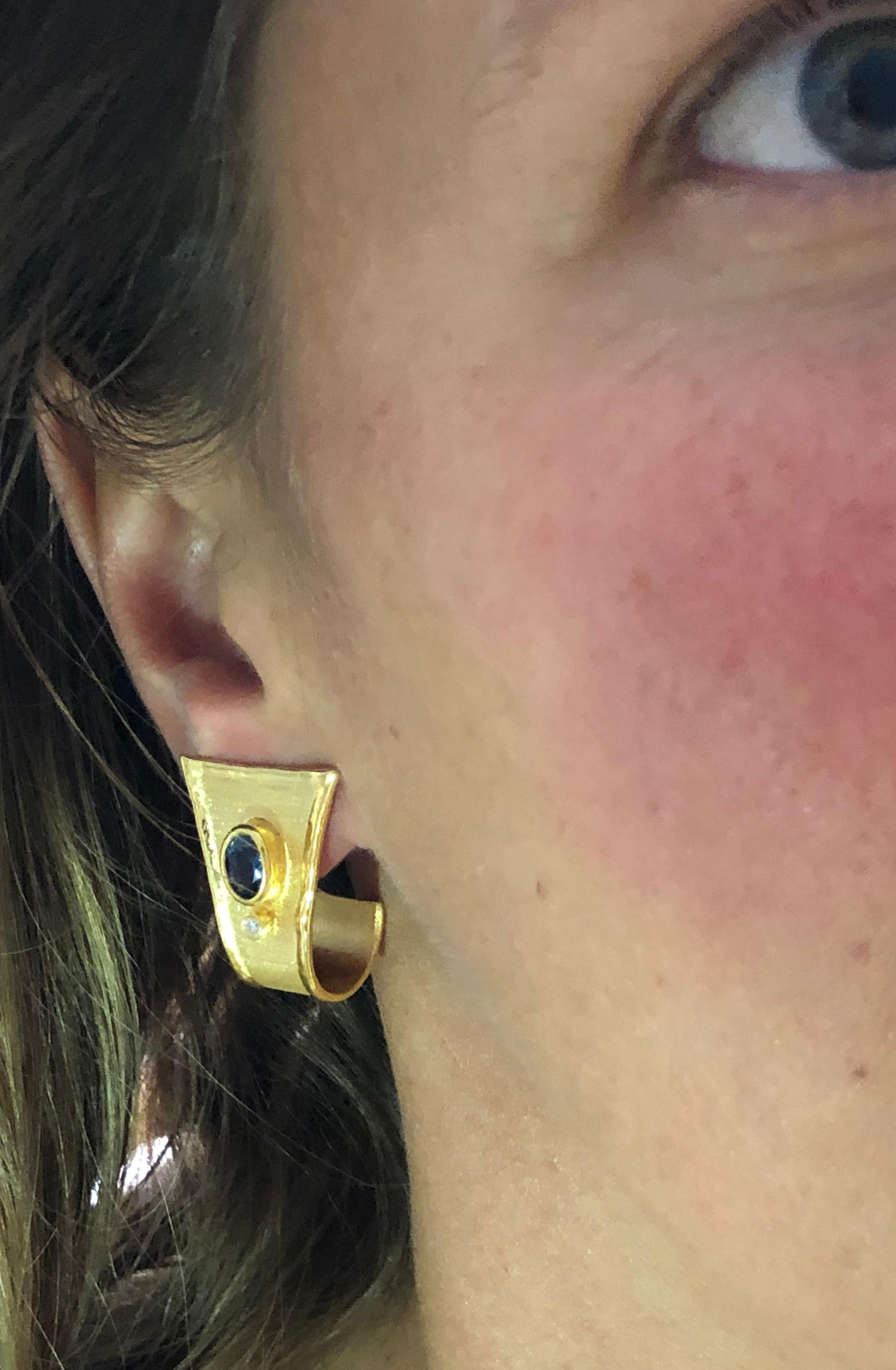Yianni Creations Orecchini con Topazio Blu e Diamanti da 2,20 Carati in Oro 18 Carati in vendita 5