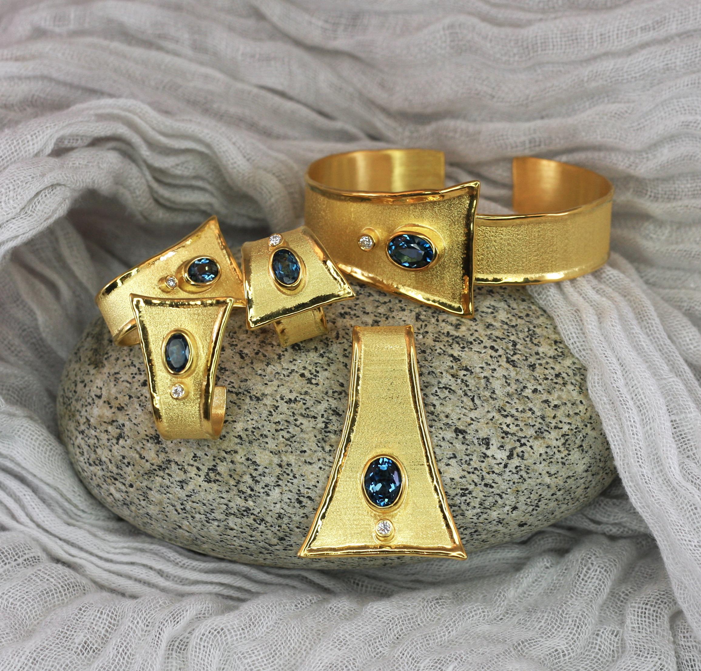 Yianni Creations Boucles d'oreilles en or 18 carats avec topaze bleue de 2,20 carats et diamants en vente 6
