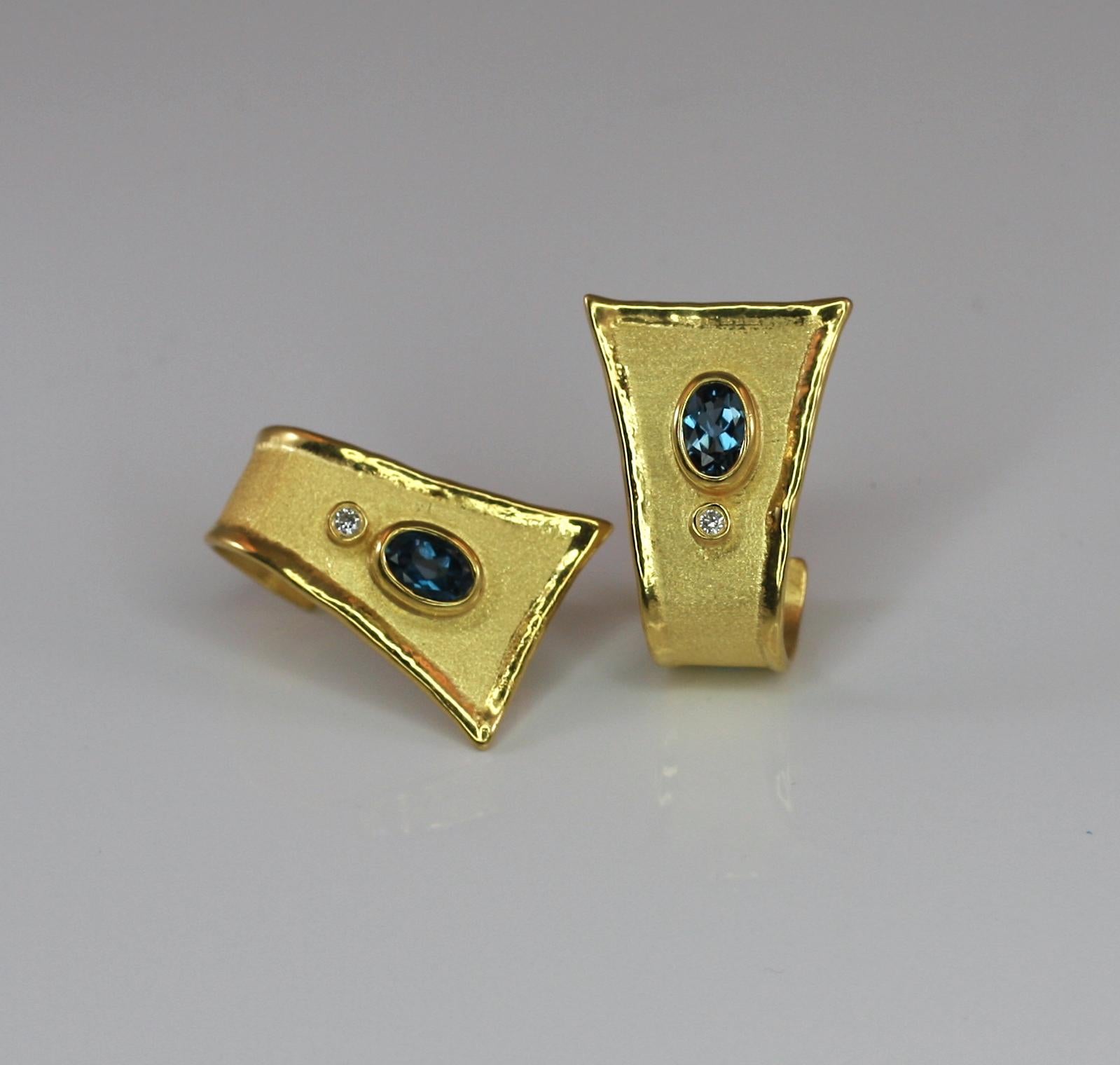 Yianni Creations Boucles d'oreilles en or 18 carats avec topaze bleue de 2,20 carats et diamants en vente 7