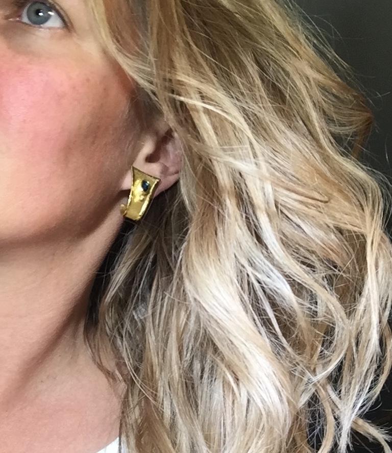 Questi orecchini di Yianni Creations sono stati realizzati a mano in un'isola della Grecia con oro giallo da 18 carati, utilizzando speciali tecniche di lavorazione antiche - texture spazzolata e bordo liquido, che creano un bellissimo contrasto tra