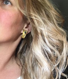 Pendientes Yianni Creations de oro de 18 quilates con topacio azul y diamantes de 2,20 quilates