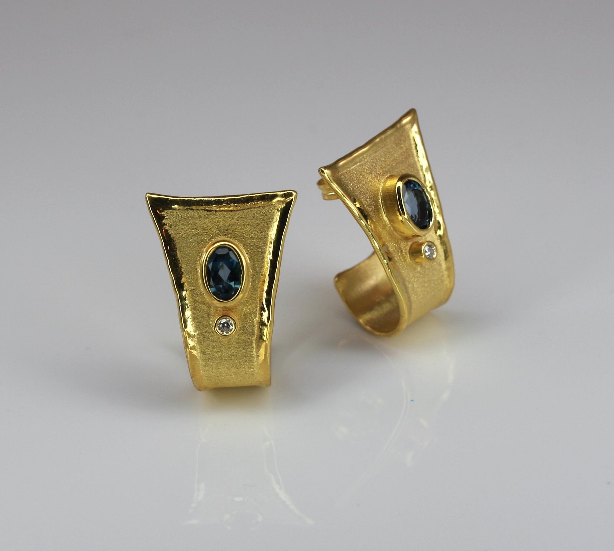 Contemporain Yianni Creations Boucles d'oreilles en or 18 carats avec topaze bleue de 2,20 carats et diamants en vente