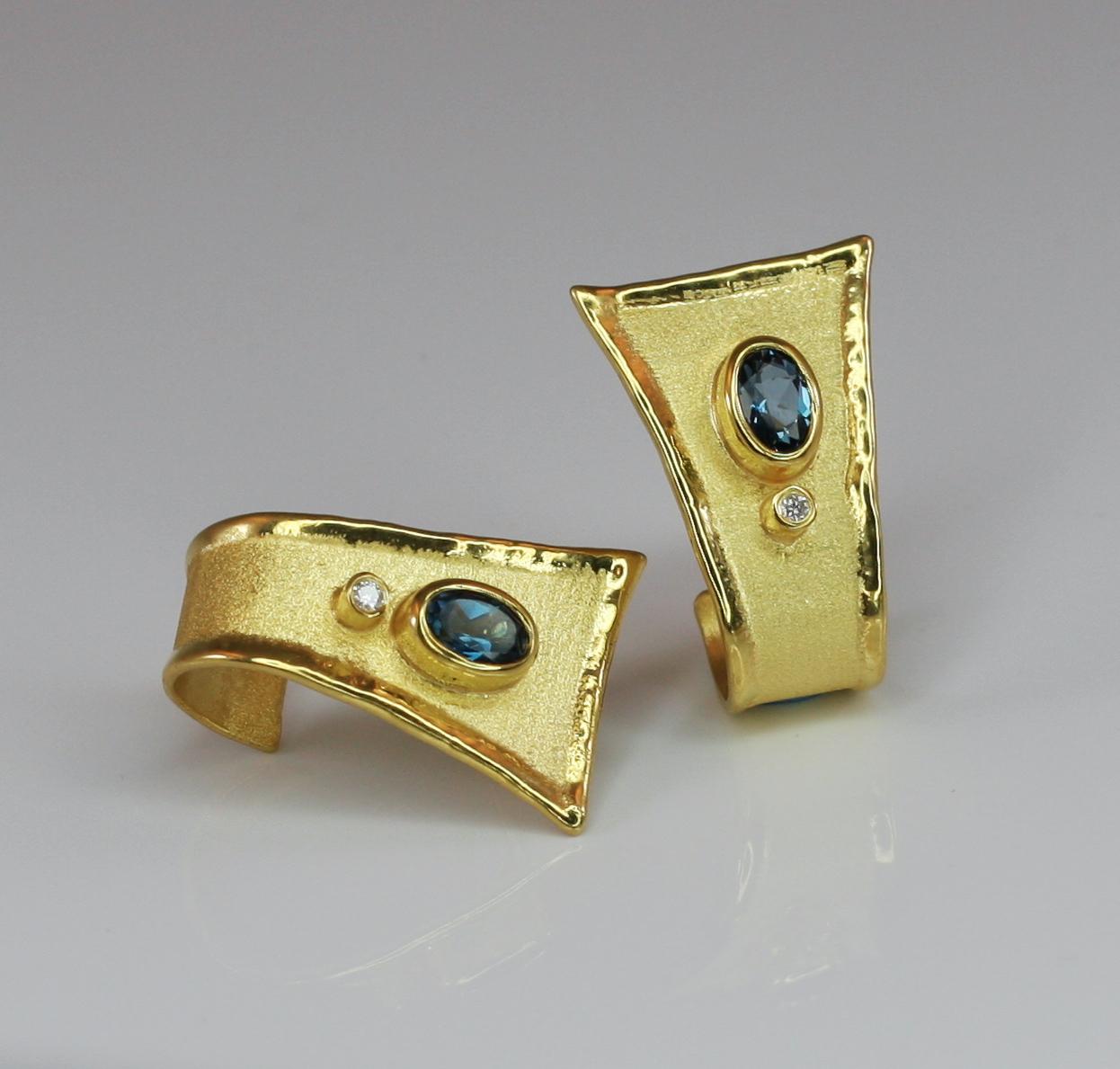 Taille ovale Yianni Creations Boucles d'oreilles en or 18 carats avec topaze bleue de 2,20 carats et diamants en vente