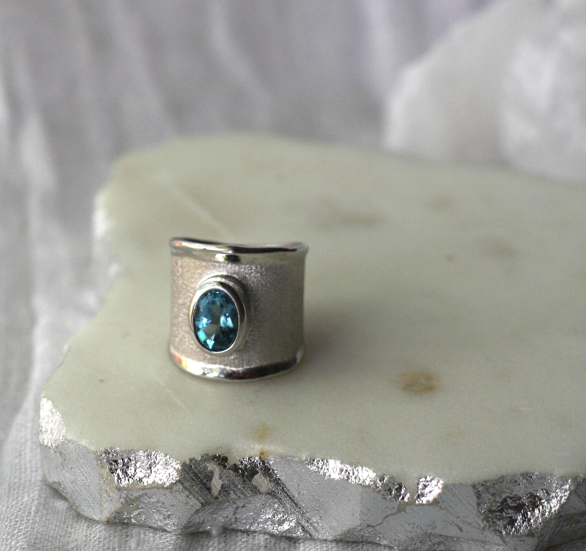 Dies ist Yianni Creations Ring von Ammos Collection 100% handgefertigt aus Feinsilber und mit Palladium beschichtet, um anlaufen zu widerstehen. Dieser Ring mit 2,50 Karat Londoner Blautopas wird durch einzigartige Handwerkstechniken ergänzt -