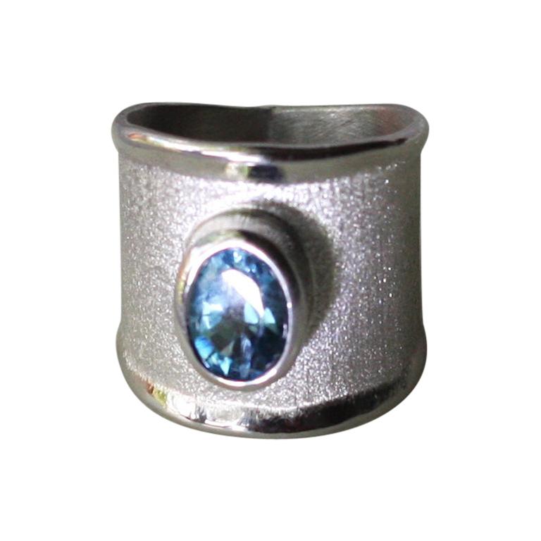 Yianni Creations London Bague à large anneau en argent fin avec topaze bleue et palladium