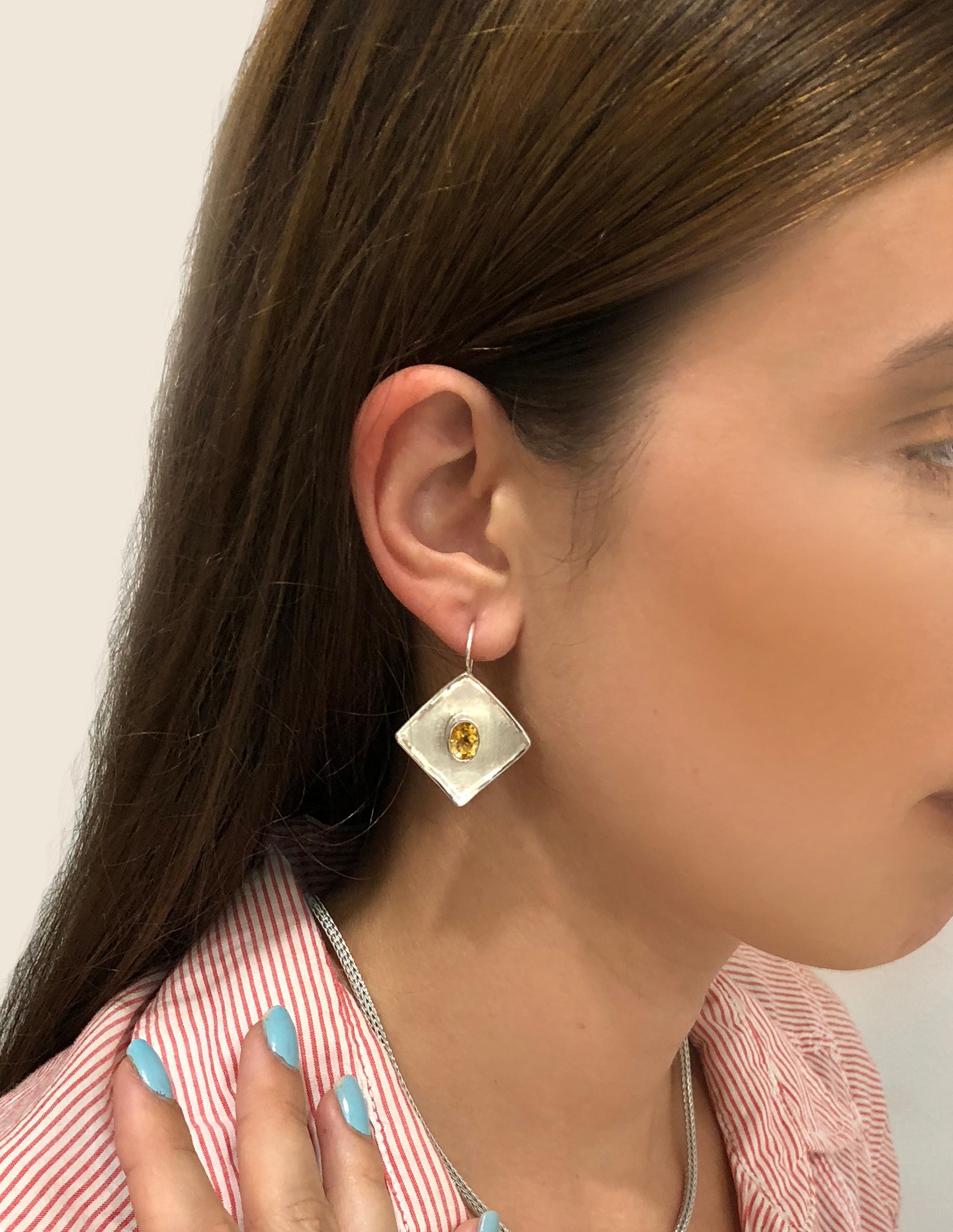 Contemporaneo Yianni Creations Orecchini geometrici in argento fino e palladio con citrino in vendita