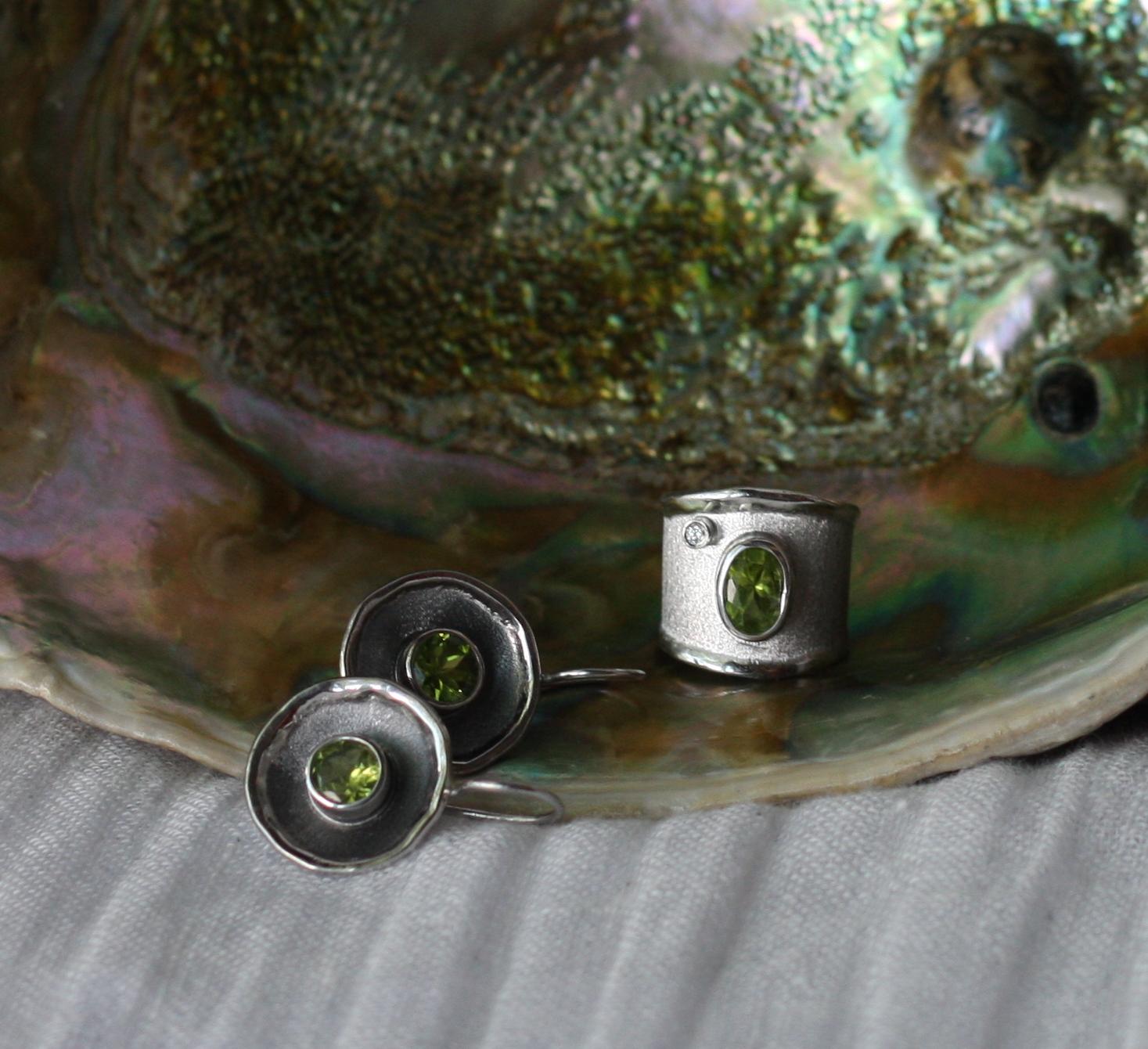 Pendientes de gota de peridoto de plata fina y rodio negro Yianni Creations en venta 1