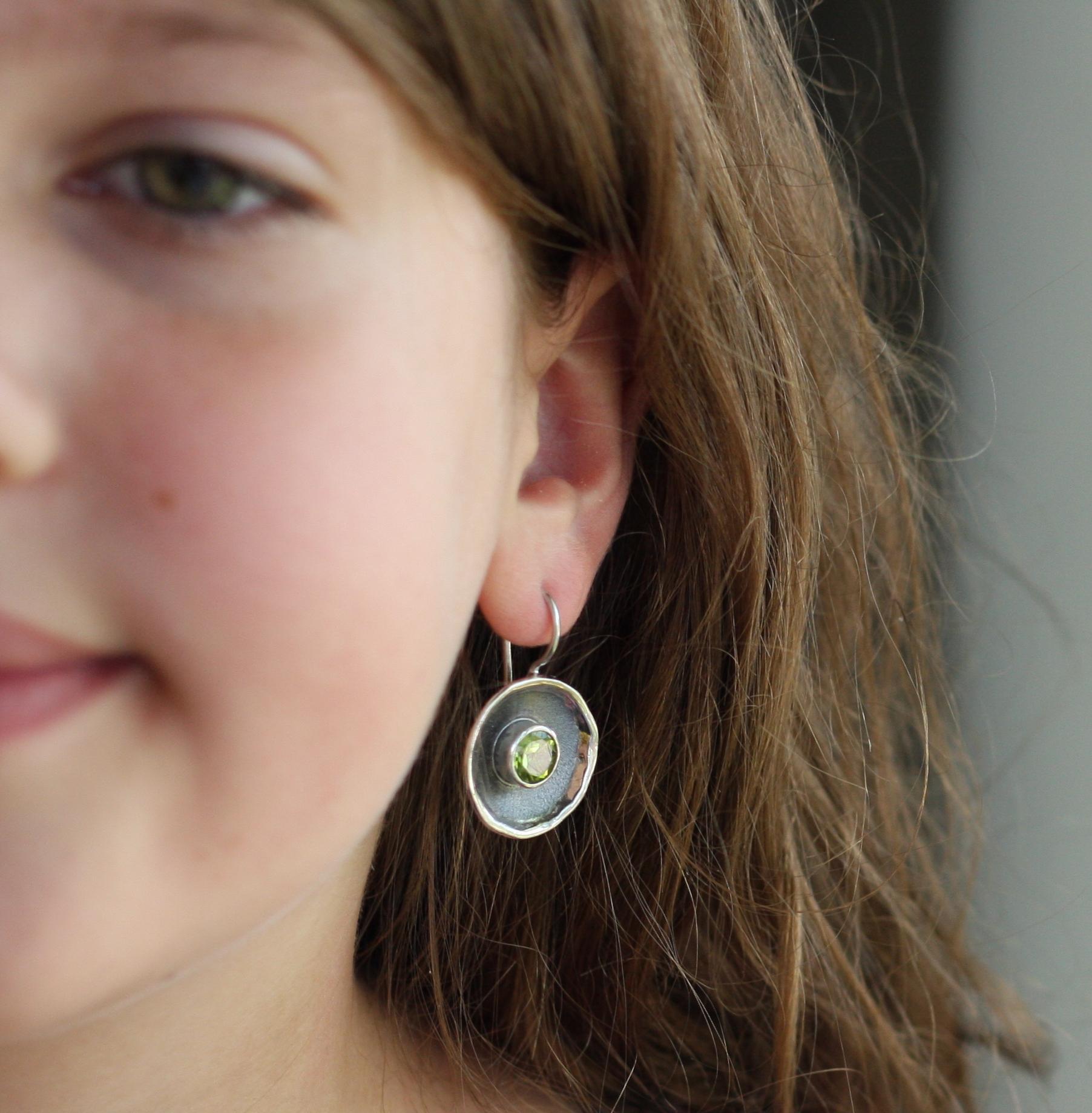 Pendientes de gota de peridoto de plata fina y rodio negro Yianni Creations Corte oval en venta