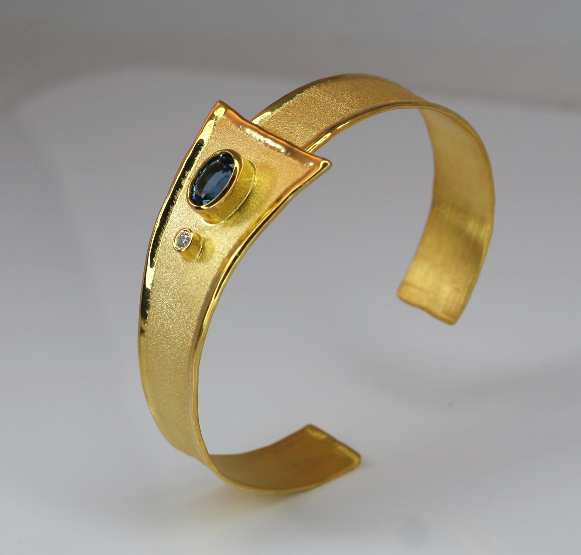 Yianni Kreationen Armband aus 18 Karat Gold mit 2,50 Karat Topas und Diamant (Ovalschliff) im Angebot