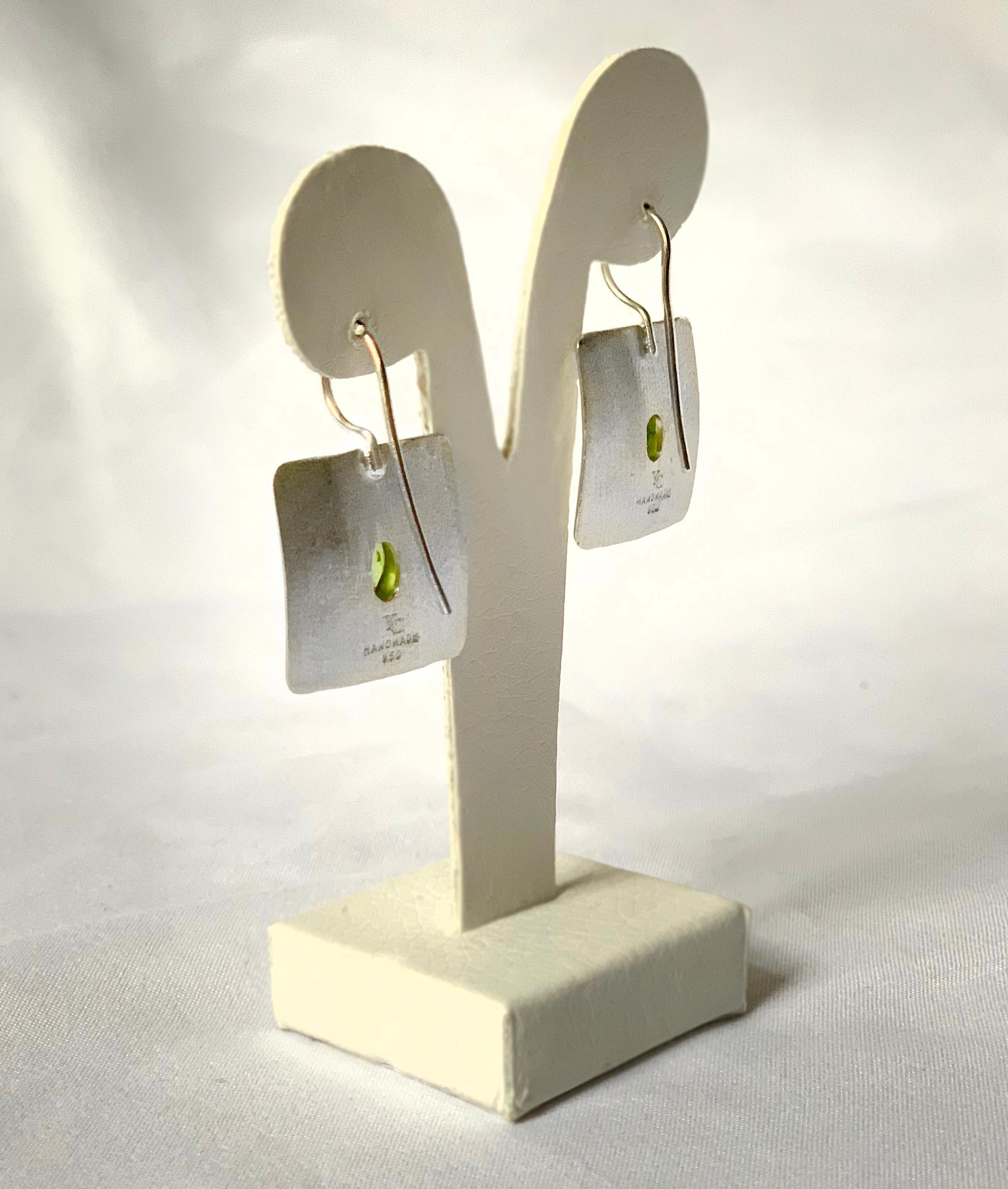 Pendientes Colgantes Cuadrados de Plata Fina y Paladio Peridoto Yianni Creations en Nuevo estado para la venta en Astoria, NY