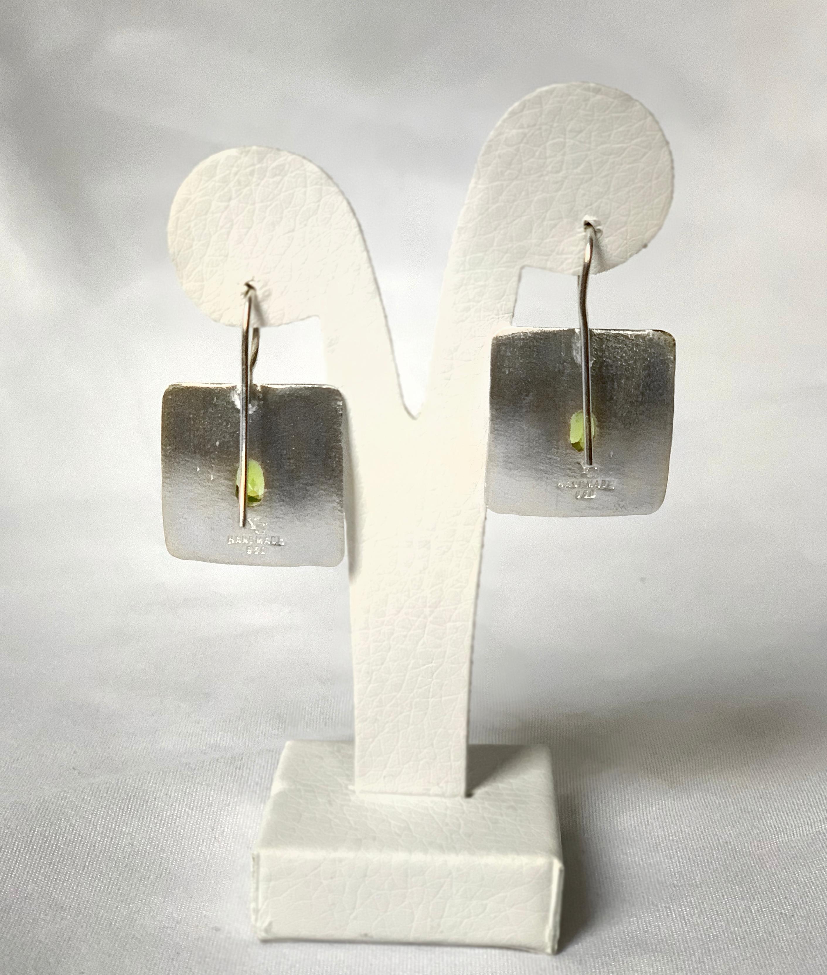 Yianni Kreationen Quadratische Ohrringe mit Peridot aus feinem Silber und Palladium Damen im Angebot