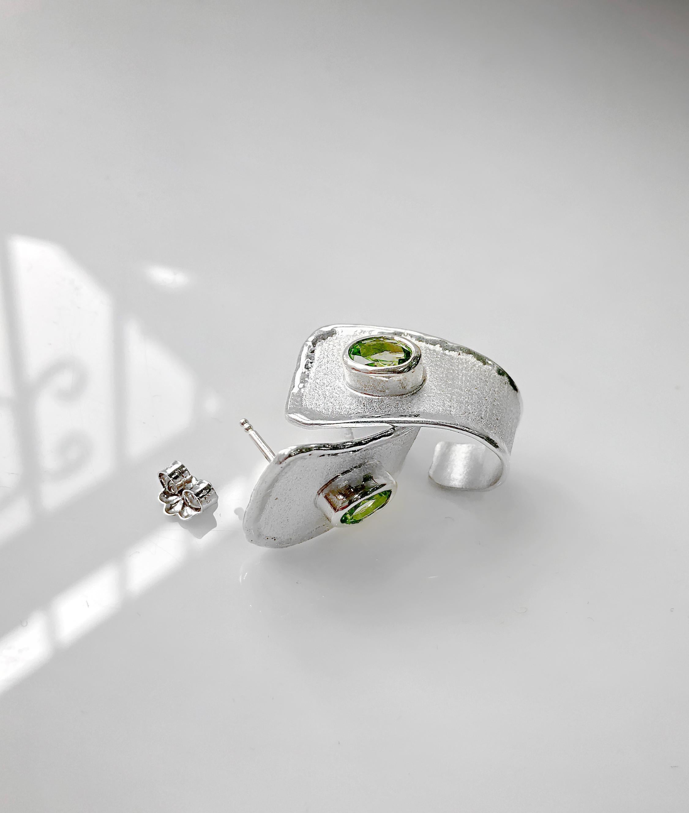 Oval Cut Yianni Creations Peridot Fine Silver Palladium Earrings For Sale