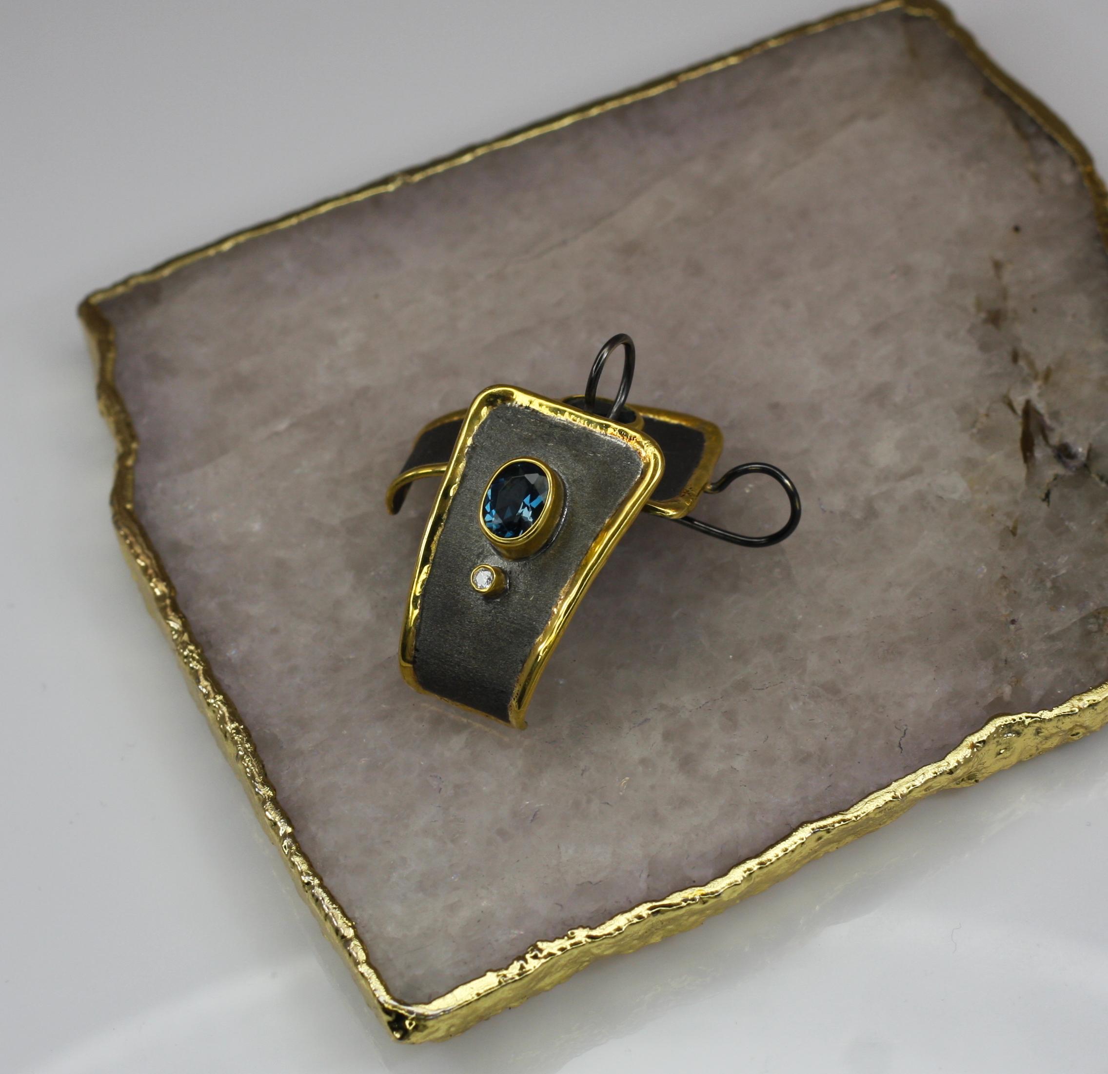 Yianni Creations Boucles d'oreilles pendantes en or fin et argent avec topaze bleue et diamant blanc en vente 2