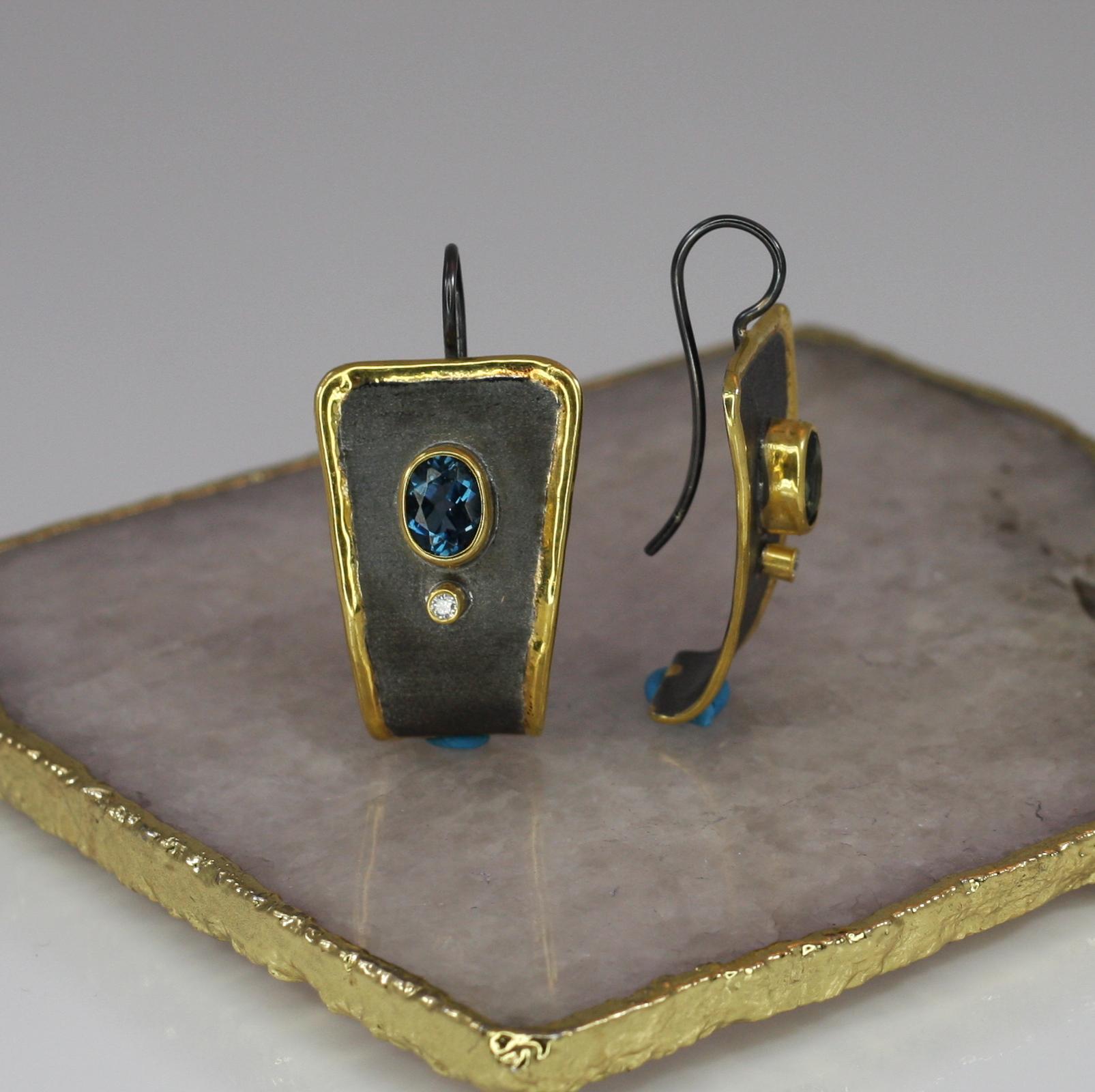 Diese Ohrringe von Yianni Creations wurden in Griechenland für Eclyps Collection hergestellt. Dies ist unsere größere Größe Stil Ohrring alle 100% handgefertigt aus Feinsilber. Jeder Ohrring besteht aus einem 1,60 Karat schweren Londoner Blautopas