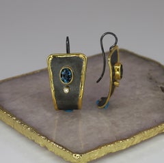 Yianni Creations Boucles d'oreilles pendantes en or fin et argent avec topaze bleue et diamant blanc