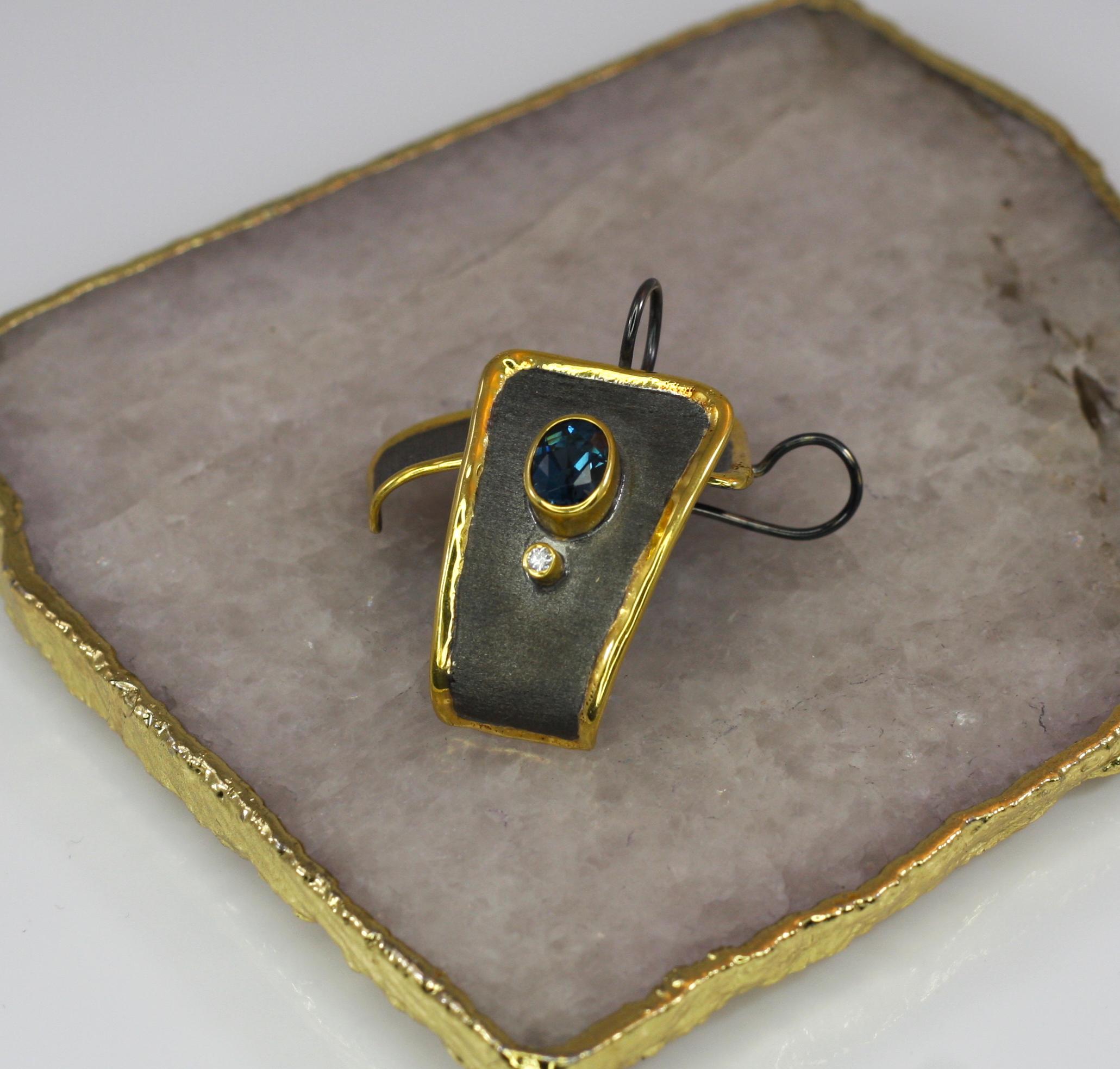 Yianni Kreationen Ohrringe mit blauem Topas und weißem Diamant in Silber und Gold Damen