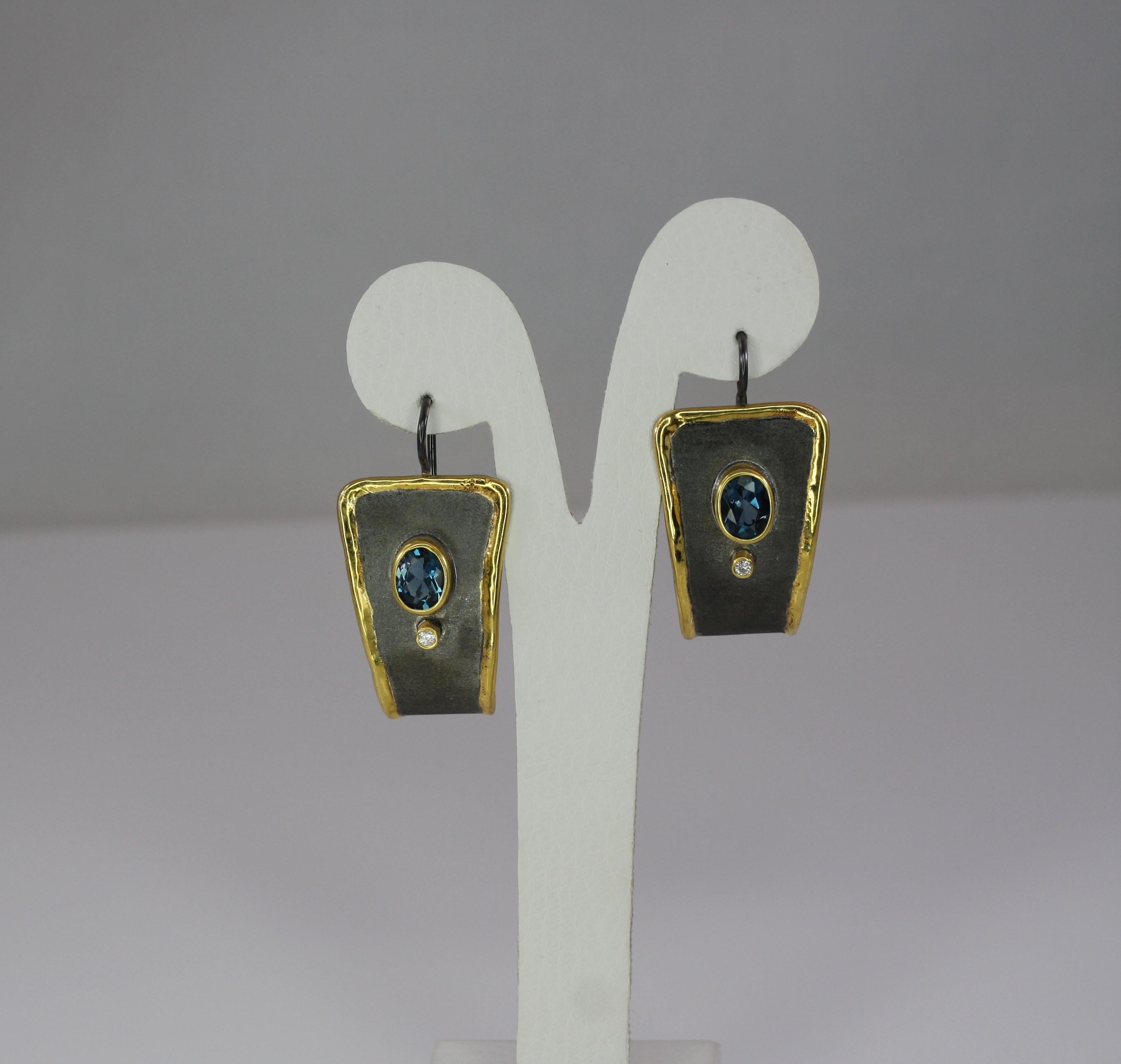 Yianni Creations Boucles d'oreilles pendantes en or fin et argent avec topaze bleue et diamant blanc en vente 1
