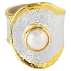 Yianni Creations Anello a fascia larga con perle in argento e oro 24 carati fatto a mano